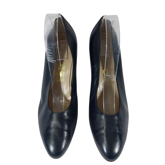 FERRAGAMO! BLACK GENUINE LEATHER SUPER SLEEK, UNDERSTATED & ELEGANT PUMPS! SZ 9B - Picture 4 of 11